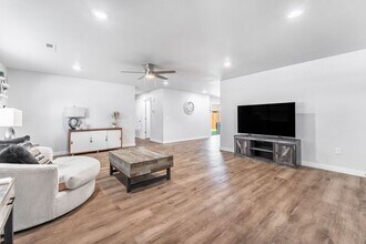 1906 SE Taylor St in Bentonville, AR - Building Photo - Building Photo