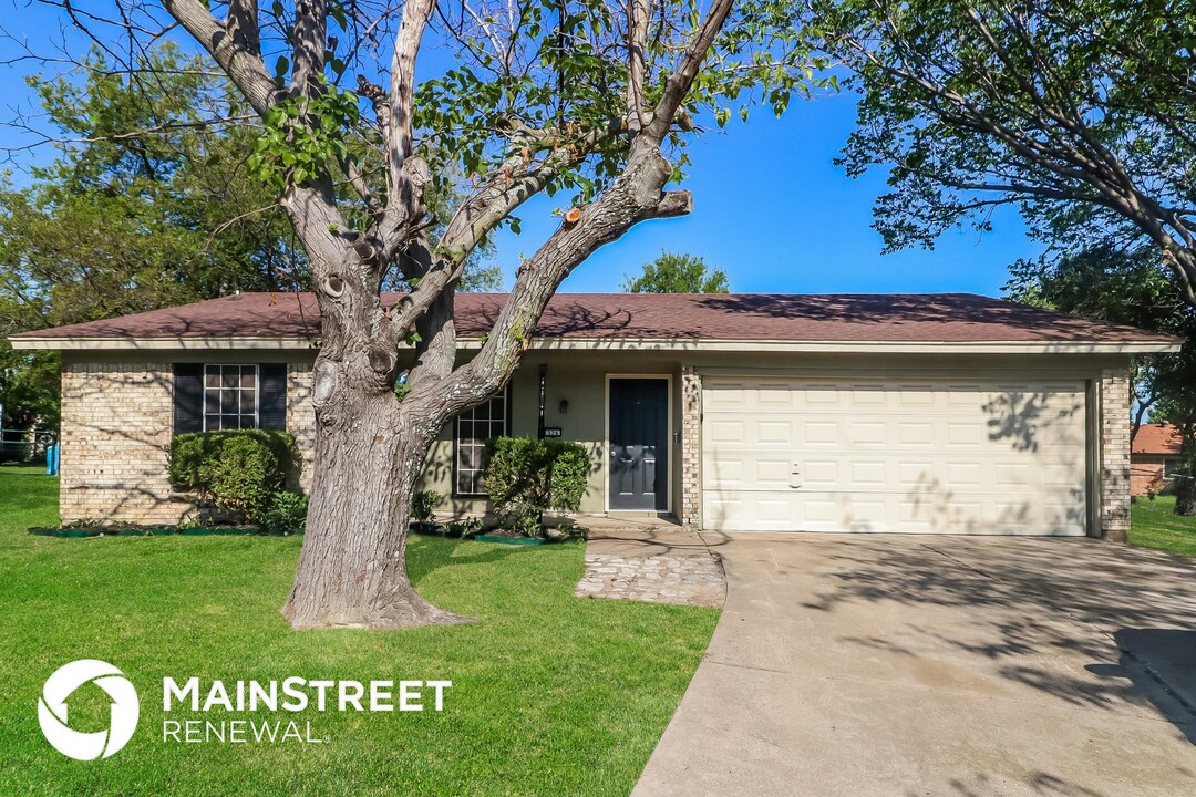 326 Boulder Ct in Burleson, TX - Building Photo