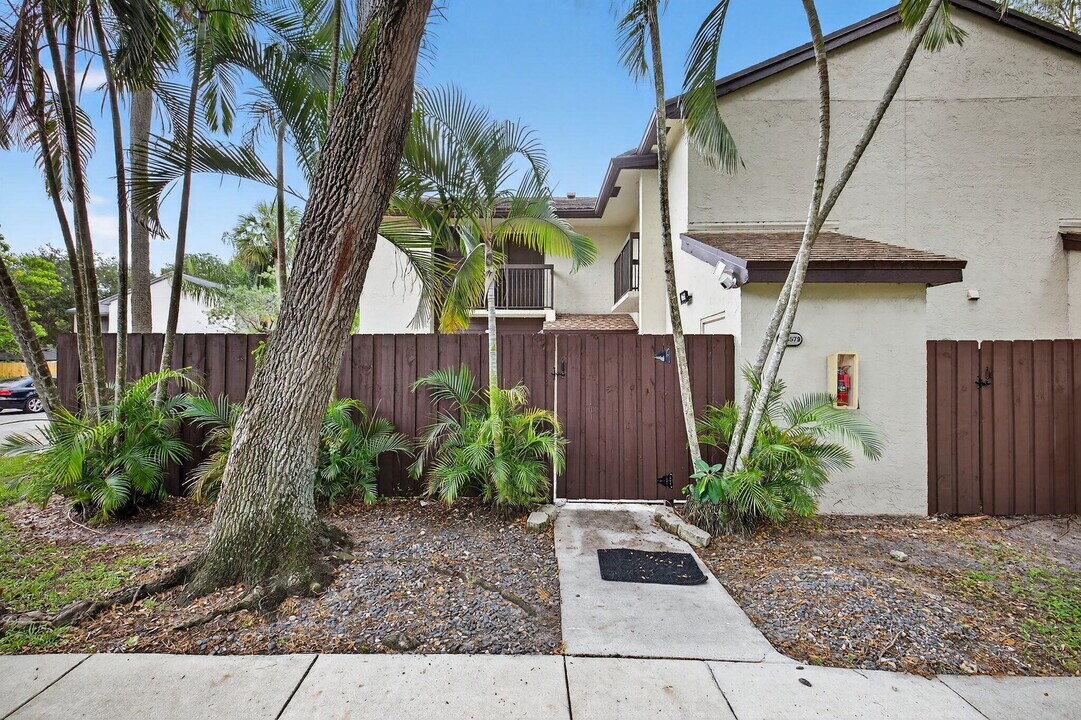 3579 Cocoplum Cir in Coconut Creek, FL - Foto de edificio