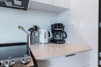 540 Boul. de Maisonneuve E, Unit SI ID1263261P in Montréal, QC - Building Photo - Building Photo