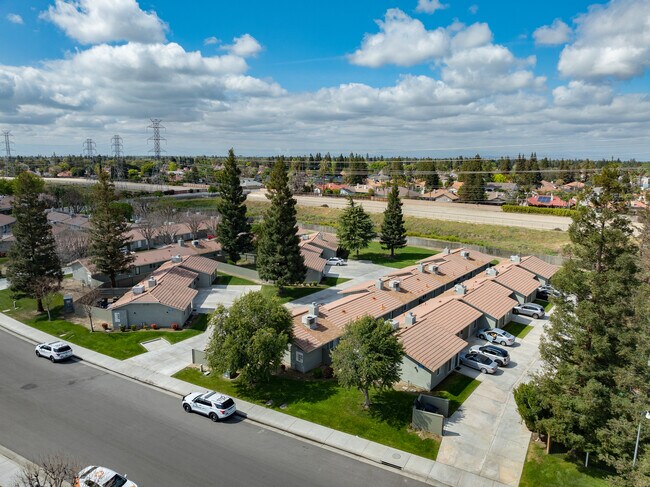 2625 Brookside Dr in Bakersfield, CA - Foto de edificio - Building Photo