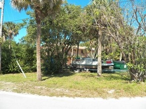 2121 NE Park St in Jensen Beach, FL - Foto de edificio - Building Photo