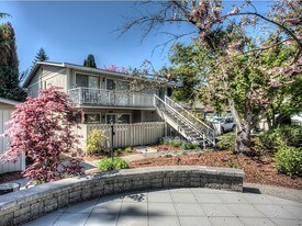 Sunset Apartments in Issaquah, WA - Building Photo