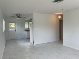 627 92nd Ave N in Naples, FL - Building Photo