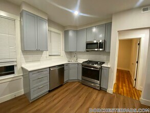 147 E Cottage St in Boston, MA - Foto de edificio - Building Photo
