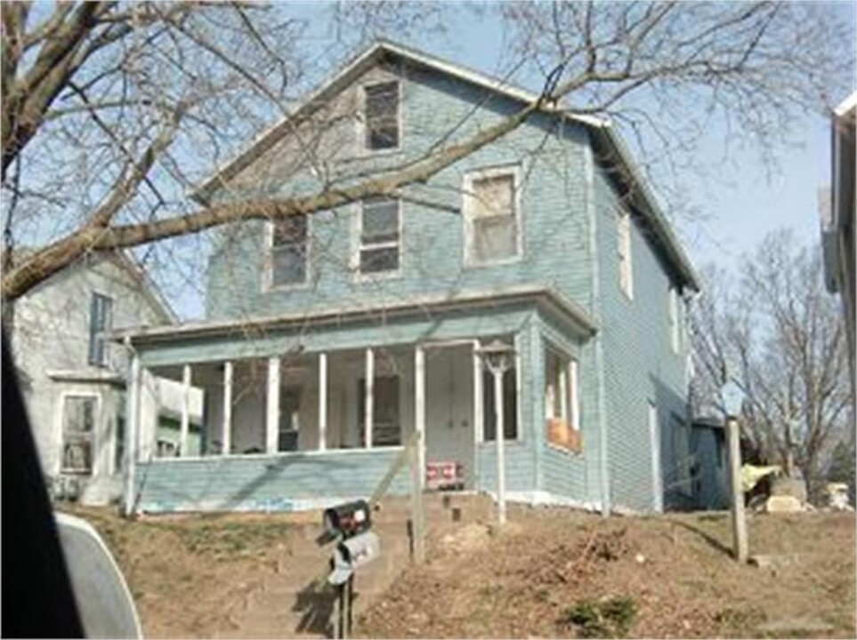 211 W 7th St in Muscatine, IA - Building Photo