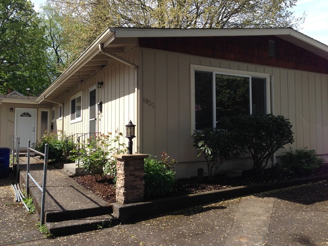 1922 SE Tenino St, Unit Tenino 1922 in Portland, OR - Building Photo - Building Photo