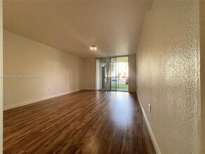 8323 Lake Dr in Doral, FL - Building Photo - Building Photo