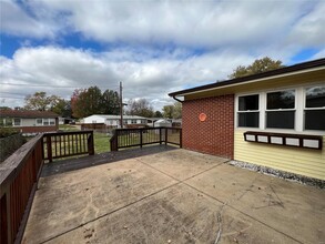 1065 Paddock Dr in Florissant, MO - Foto de edificio - Building Photo