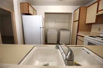 3150 N Soft Breezes Dr-Unit -2211 in Las Vegas, NV - Building Photo - Building Photo