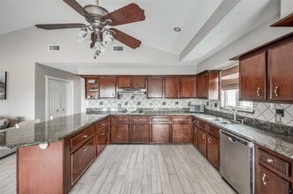 124 N Mae Cir in Port Bolivar, TX - Building Photo - Building Photo