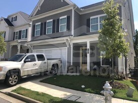 1974 Drew Dr in Atlanta, GA - Building Photo