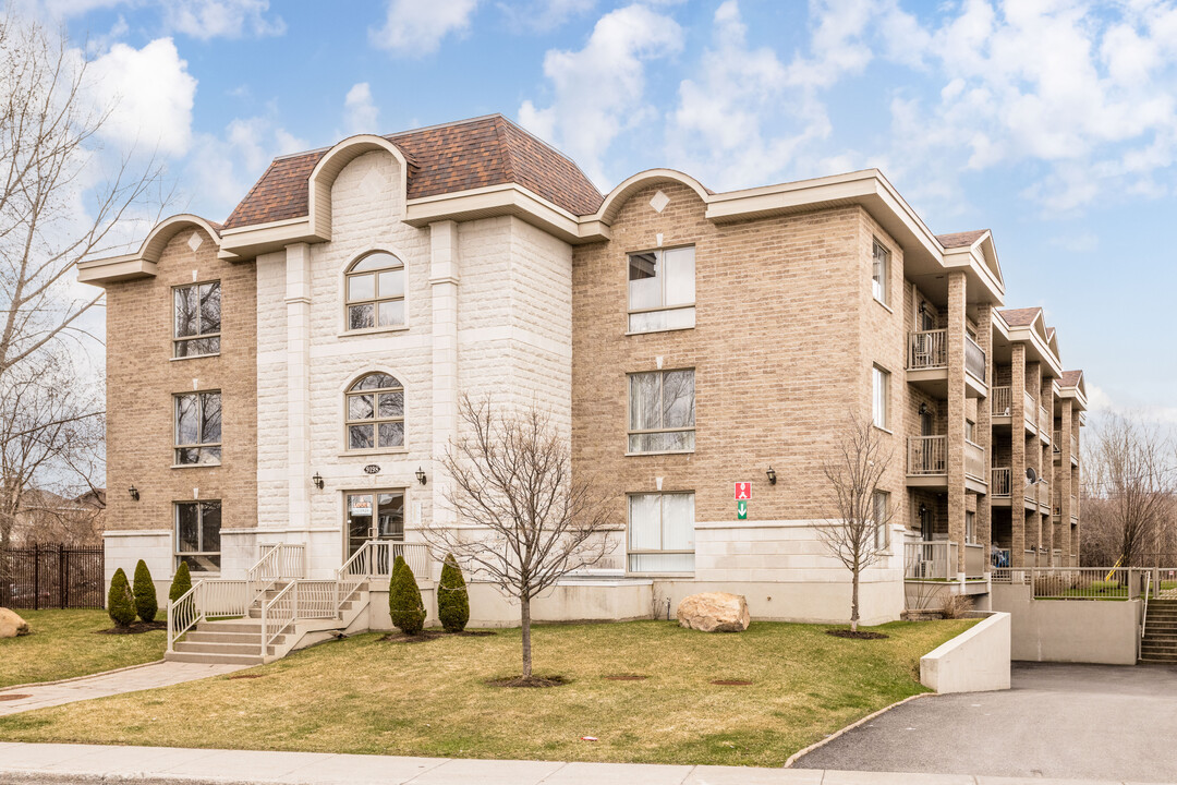 9198 Perras Boul in Montréal, QC - Building Photo