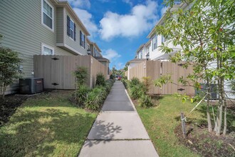 1652 Halesworth Ln in Virginia Beach, VA - Building Photo - Building Photo