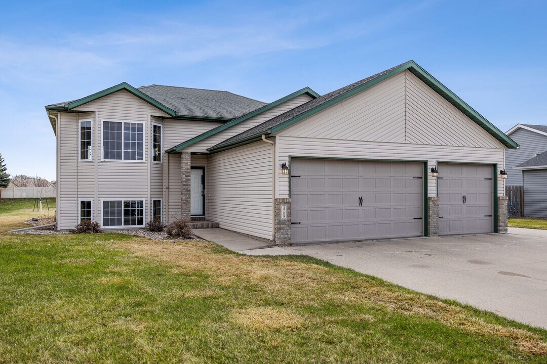 3709 N Sedona Dr in West Fargo, ND - Building Photo