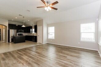 1104 Bight Ct in Crosby, TX - Foto de edificio - Building Photo