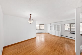 1919 N Summit Ave, Unit 8C in Milwaukee, WI - Building Photo - Building Photo