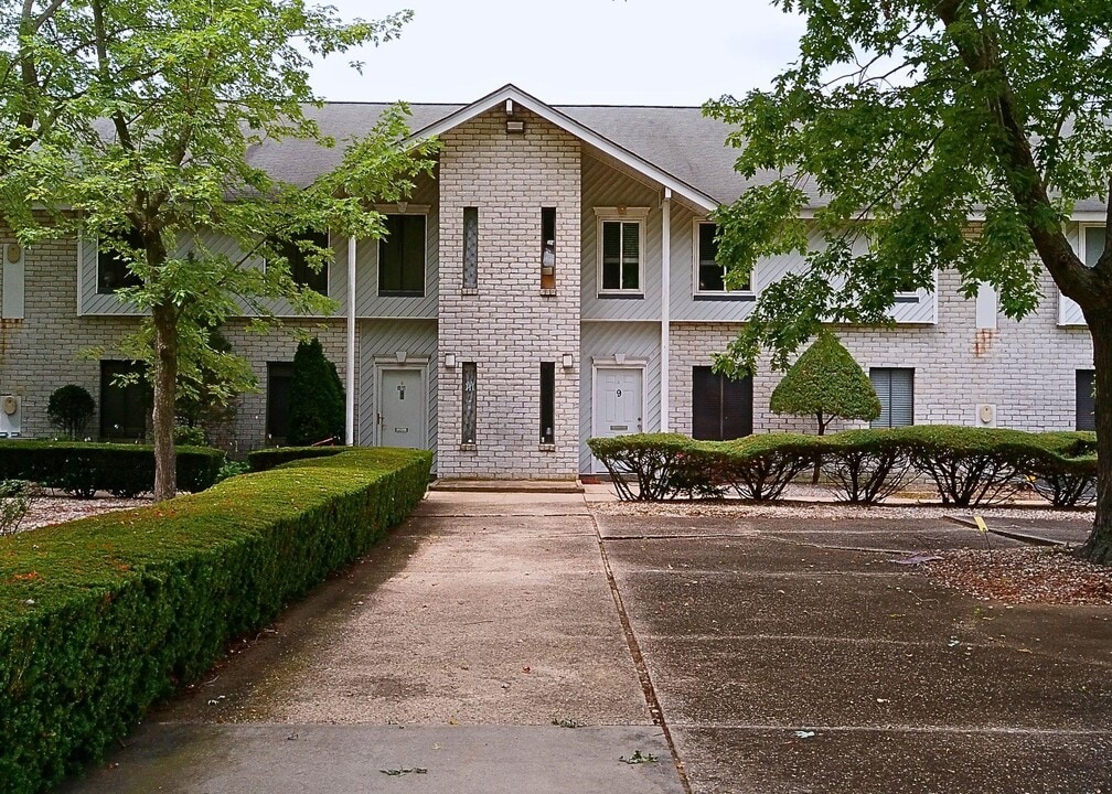 9 Boulder Ct in Coram, NY - Building Photo