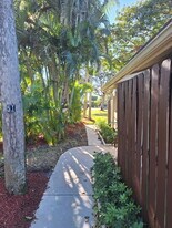 51 Meadows Dr in Boynton Beach, FL - Building Photo