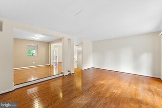 12081 Edgemere Cir in Reston, VA - Building Photo - Building Photo
