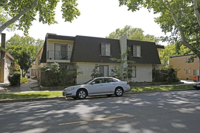 Sacramento Trio in Sacramento, CA - Foto de edificio - Building Photo