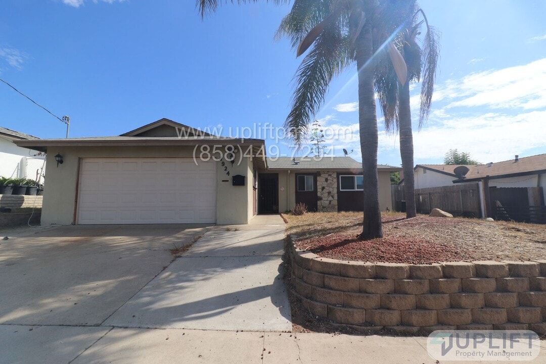 4924 Verde Dr in Oceanside, CA - Foto de edificio