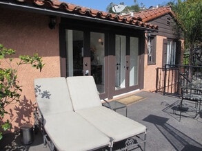 2001 Pinehurst Rd, Unit 2001 in Los Angeles, CA - Foto de edificio - Building Photo