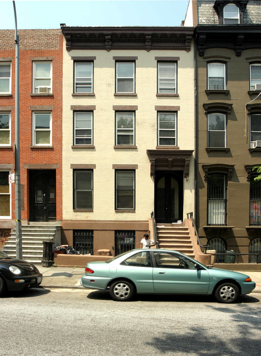 308 Carlton Ave in Brooklyn, NY - Foto de edificio