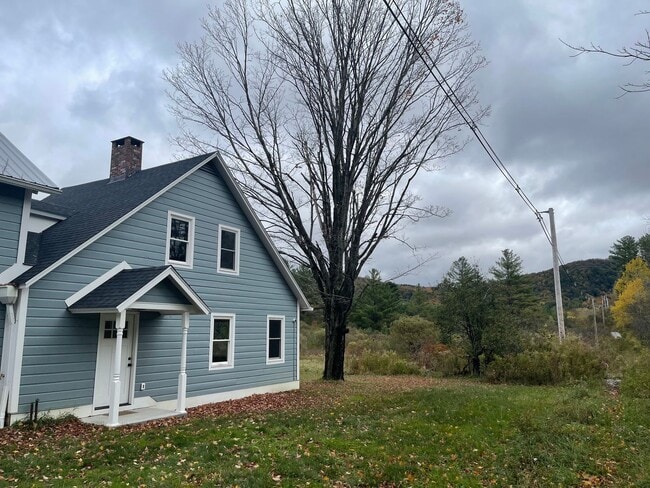 383 Housatonic St in Lenox, MA - Foto de edificio - Building Photo