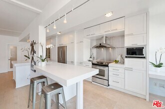 838 N Doheny Dr in West Hollywood, CA - Foto de edificio - Building Photo