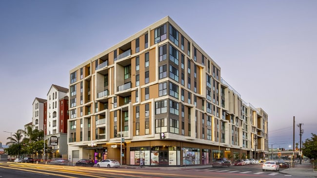 2722 S Figueroa St in Los Angeles, CA - Building Photo - Building Photo