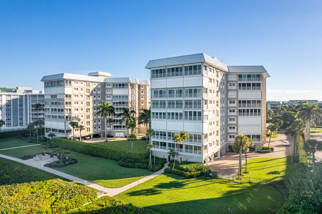 Westgate A Condominium in Naples, FL - Foto de edificio - Building Photo