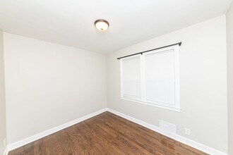 2745 W Gregory St in Chicago, IL - Foto de edificio - Building Photo