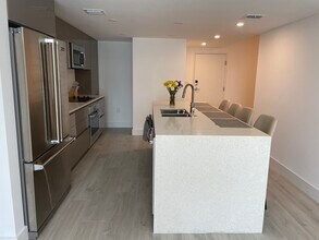13800 Highland Dr, Unit 409 in North Miami Beach, FL - Building Photo - Building Photo