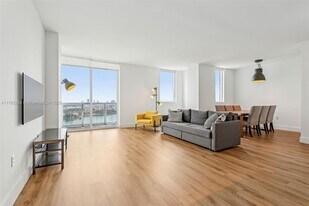 244 Biscayne Blvd in Miami, FL - Building Photo