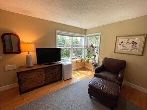 7007 N Columbia Way in Portland, OR - Building Photo - Building Photo