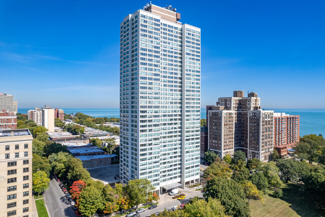 1700 E 56th St in Chicago, IL - Foto de edificio - Building Photo