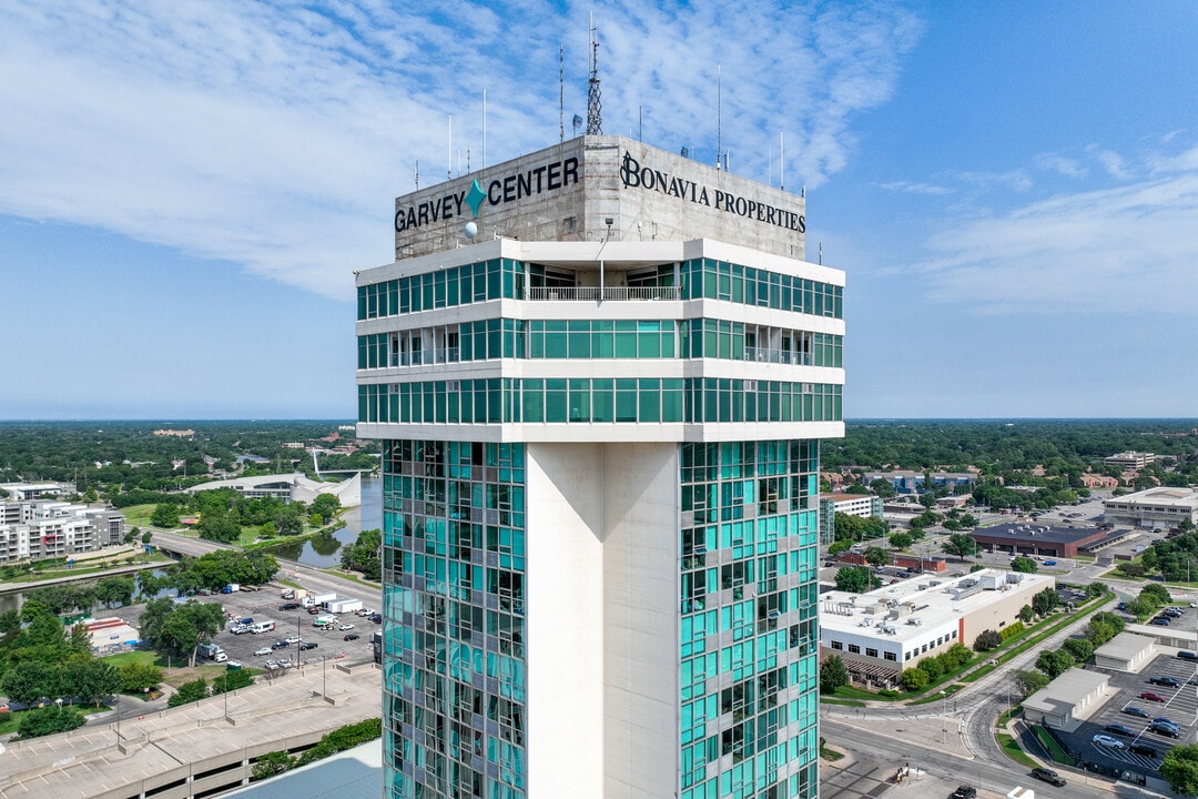 250 Douglas Place in Wichita, KS - Foto de edificio