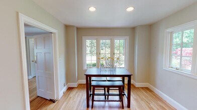 2371 SW Montgomery Dr in Portland, OR - Foto de edificio - Building Photo