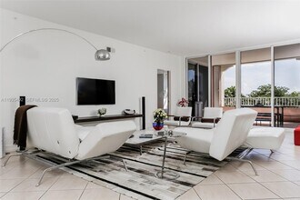 747 Crandon Blvd in Key Biscayne, FL - Building Photo - Building Photo