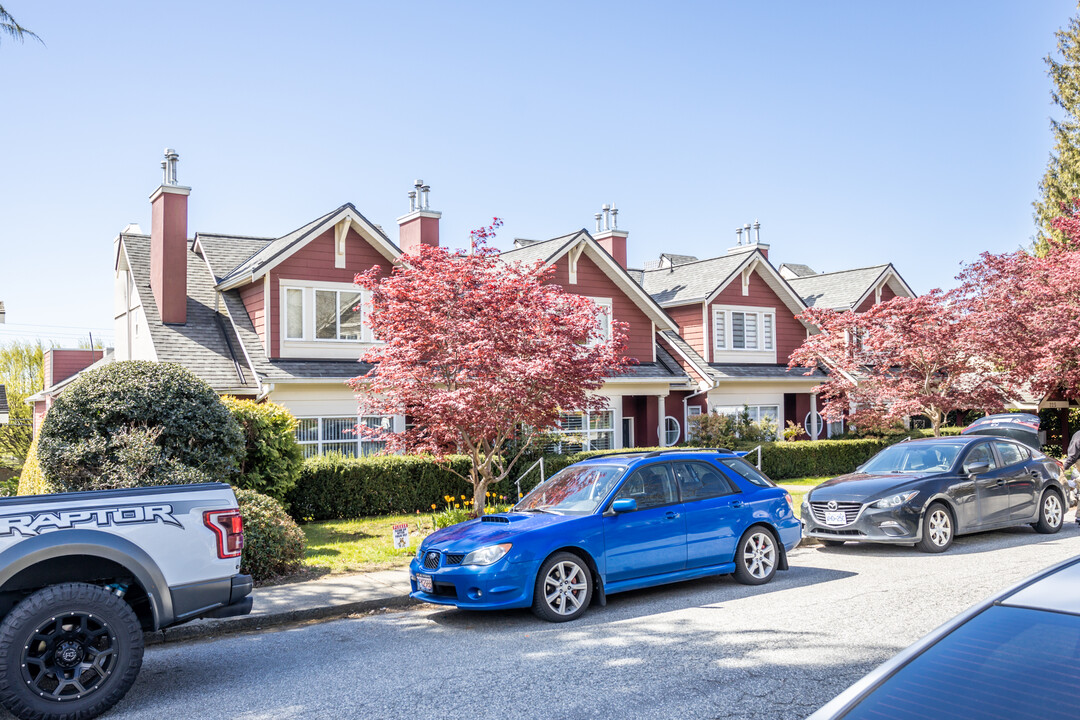 225 5th St E in North Vancouver, BC - Building Photo