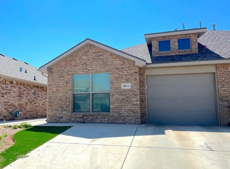 2121 N Avenue J, Unit Unit A in Lubbock, TX - Building Photo