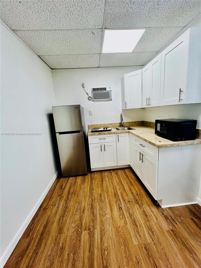 1683 NE 171 St-Unit -b in North Miami Beach, FL - Building Photo - Building Photo