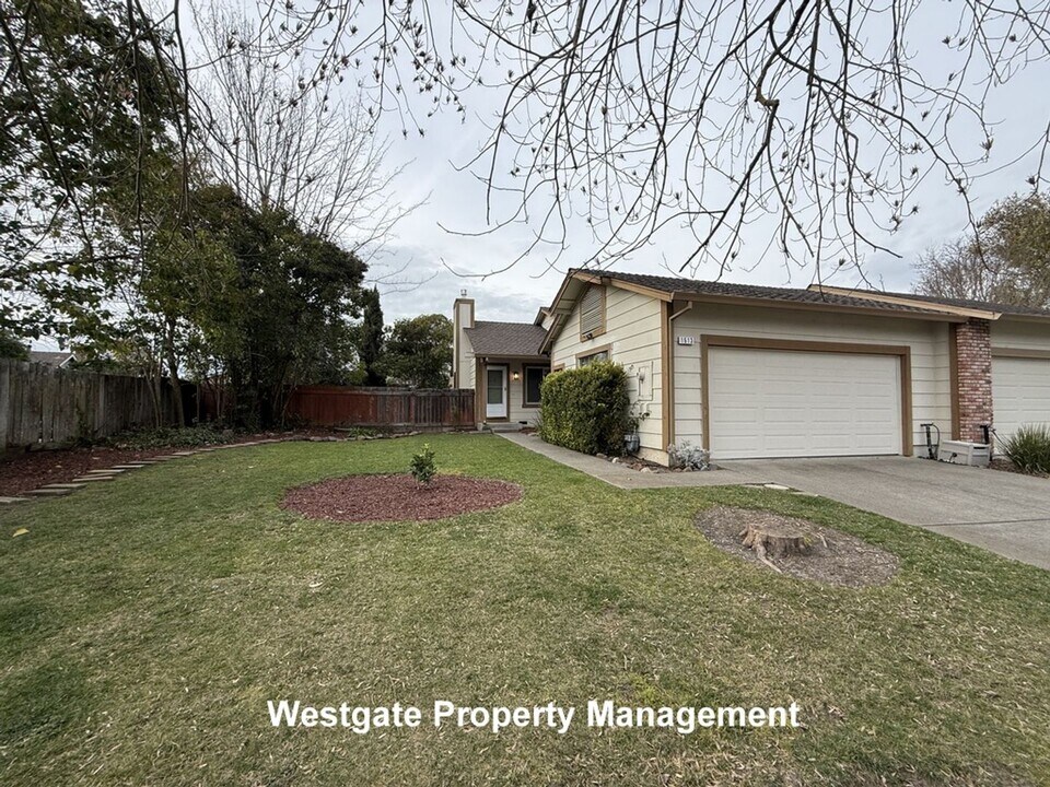 1613 Perseus Ct in Petaluma, CA - Building Photo
