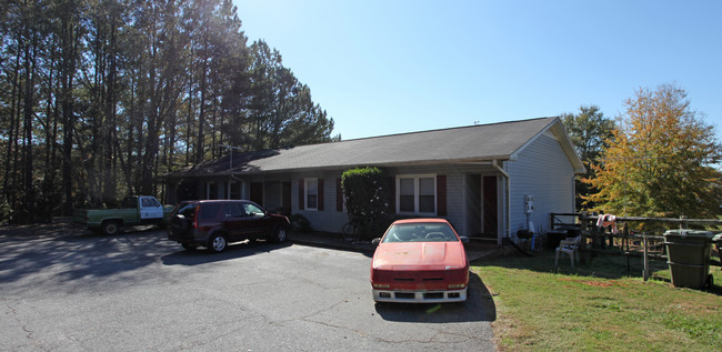 1132 Eighteen Mile Creek Rd in Central, SC - Foto de edificio - Building Photo