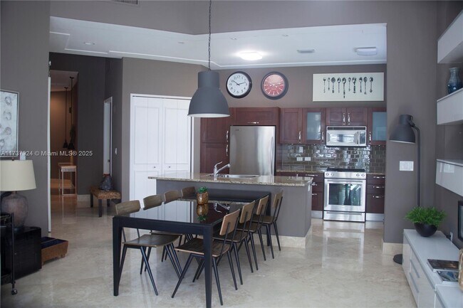19900 E Country Club Dr, Unit 120 in Aventura, FL - Building Photo - Building Photo