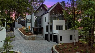 1033 Reeder Cir NE in Atlanta, GA - Foto de edificio - Building Photo
