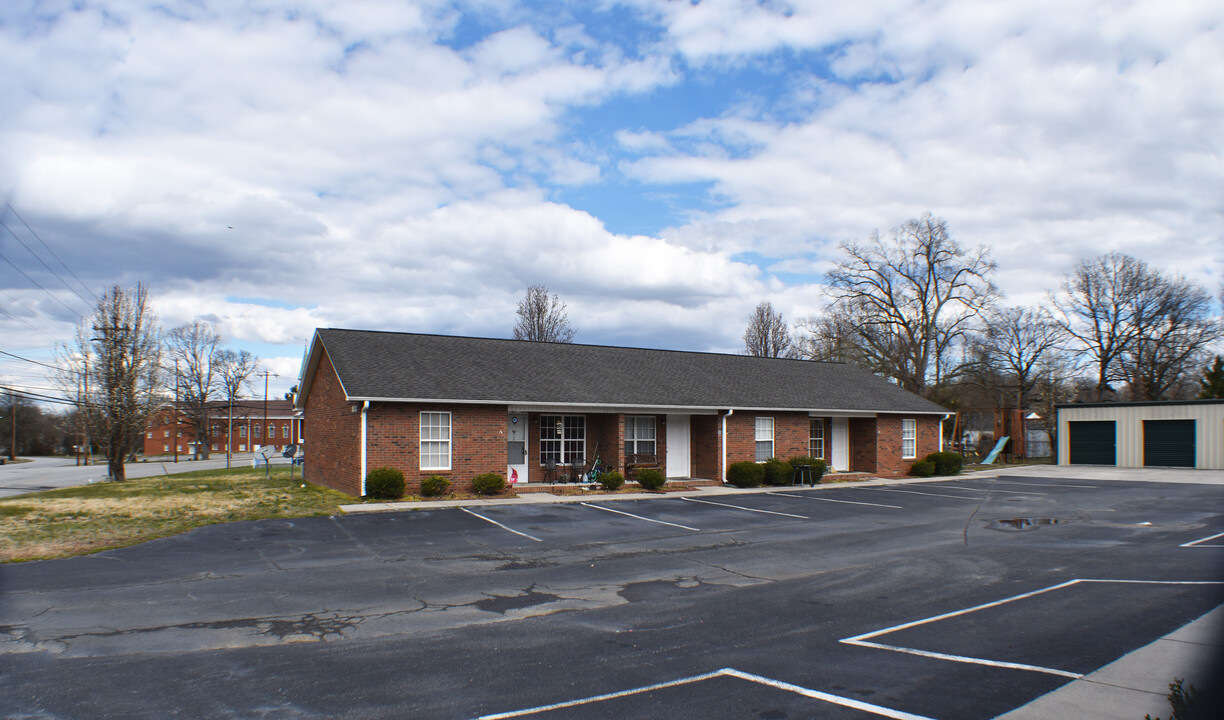 803 Fisher Ferry Street in Thomasville, NC - Building Photo