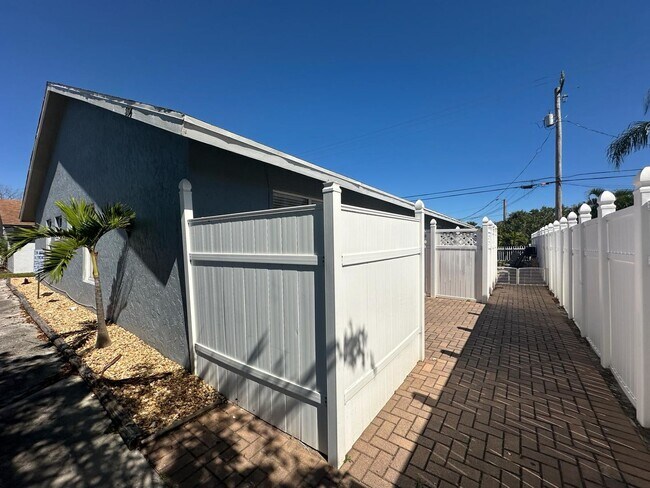 556 Holly Dr in Palm Beach Gardens, FL - Building Photo - Building Photo