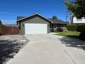 2525 NE Noble Loop in East Wenatchee, WA - Building Photo